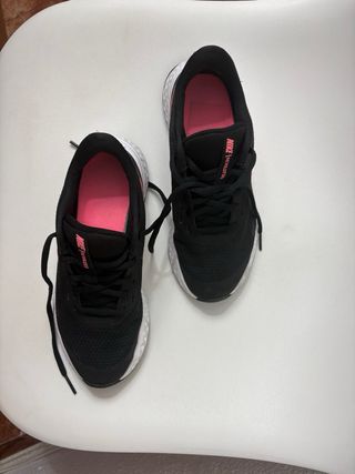 Zapatillas Nike Revolution Negro y Rosa
