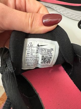 Zapatillas Nike Revolution Negro y Rosa