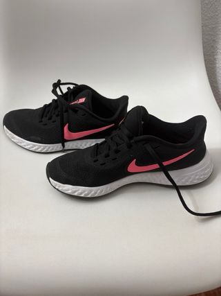 Zapatillas Nike Revolution Negro y Rosa