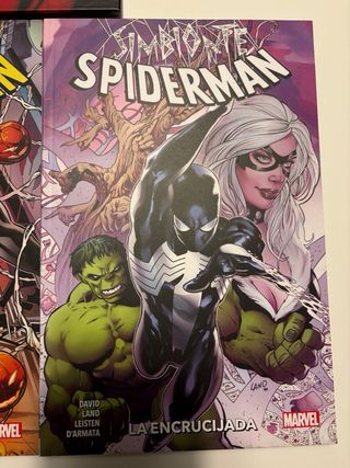 Varios comics de Spiderman con el traje negro.