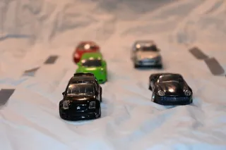 Coches de juguete variados