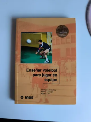 Libro de cómo enseñar voleibol en quipo