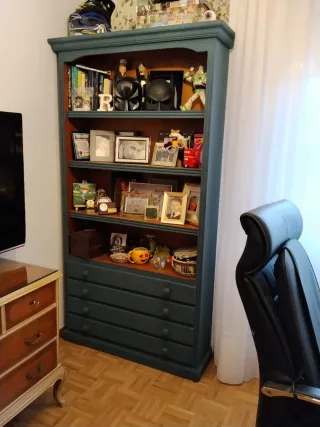 Estantería restaurada con cajones