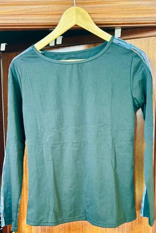 Blusa deportiva verde con rayas multicolor negra