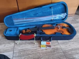 Violín con estuche y arcos