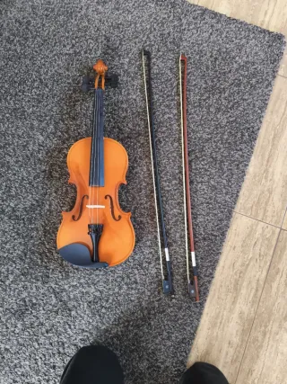 Violín con estuche y arcos