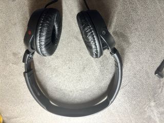 Fones Sony com fio pretos