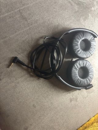 Fones Sony com fio pretos