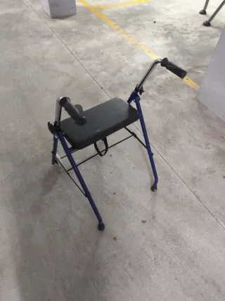 Andador para ancianos con asiento