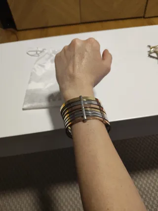 Pulsera estilo brazalete dorado y plateado