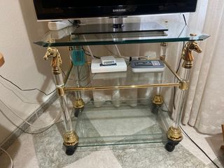 Mesa auxiliar de cristal con detalles dorados