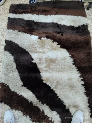 Alfombra beige y marrón