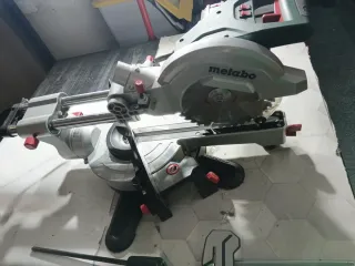 Metabo KGS216M Sierra Ingletar Tracción