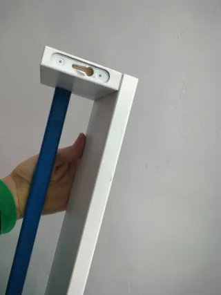 Estantería de madera blanca y azul