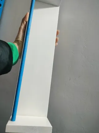 Estantería de madera blanca y azul