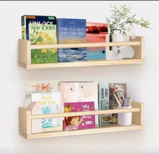 Estantería de madera blanca y azul