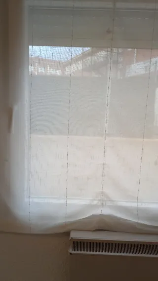 Estores de tela blancos con barra