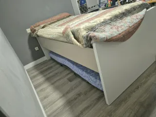 Cama nido blanca y amarilla