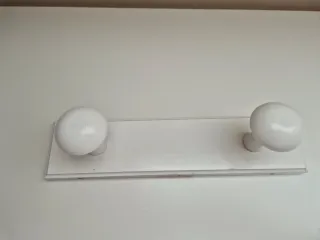 Perchero de pared blanco