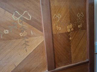 Cabecero antiguo de madera con marquetería