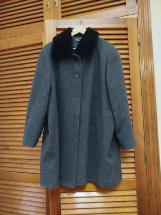 Chaqueta local gris con cuello de pelo