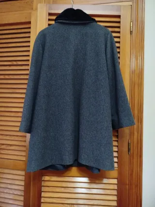 Chaqueta local gris con cuello de pelo