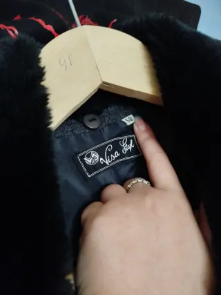 Chaqueta local gris con cuello de pelo