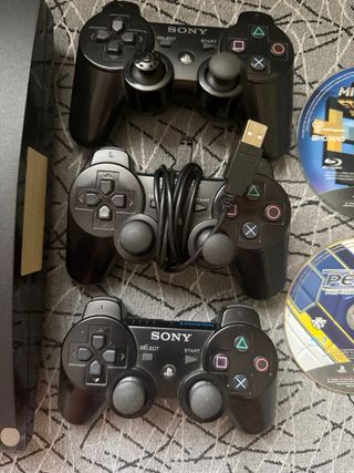 Consola PlayStation 3 + 3 Mandos + 4 Juegos