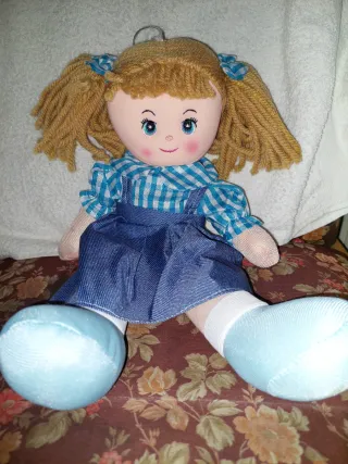 Muñeca de trapo con vestido azul