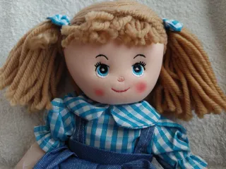 Muñeca de trapo con vestido azul