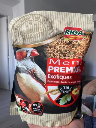 Jaula para pájaros con pie. 1kg comida premium