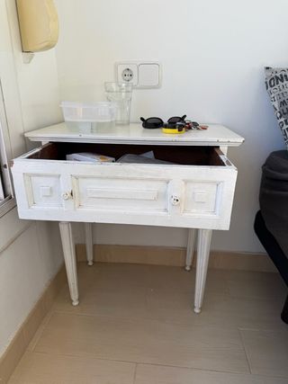 Mesa de noche vintage madera blanca