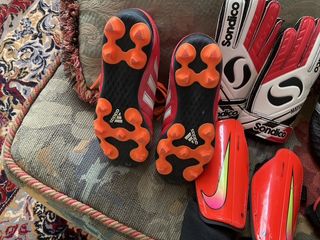 Botas fútbol Adidas niño y complementos Nike