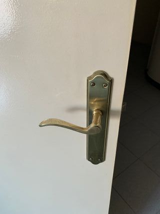 2 Puertas Blancas con Picaporte