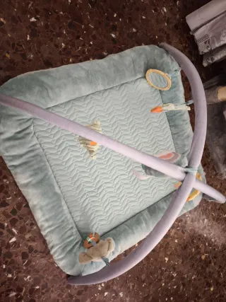 Gimnasio para bebé con peluches