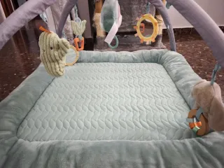 Gimnasio para bebé con peluches