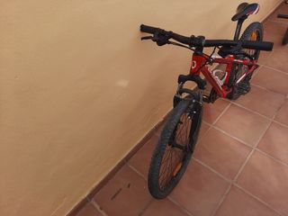 Bicicleta de Montaña Roja marca Orbea.