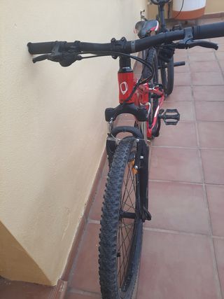 Bicicleta de Montaña Roja marca Orbea.