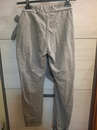 Pantaloni grigi con fiocco