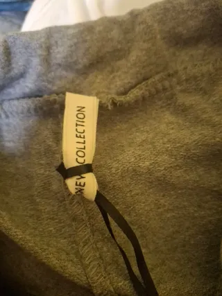 Pantaloni grigi con fiocco