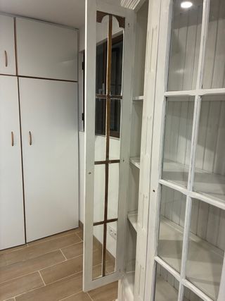 Vitrina de madera con puertas de cristal