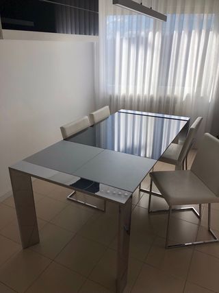 Mesa diseño extensible cristal y 4 sillas blancas