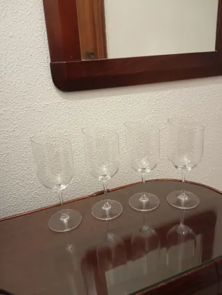 Conjunto de copas de vino,  champagne y decantador