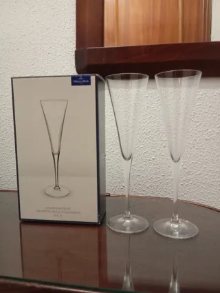 Conjunto de copas de vino,  champagne y decantador