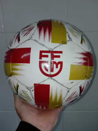 Balón de fútbol Kelme césped