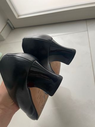 Scarpe donna Pollini nere con fibbia oro