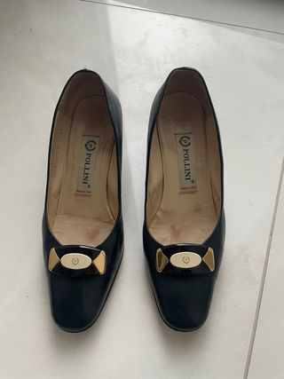 Scarpe donna Pollini nere con fibbia oro