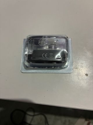 Dispositivo electrónico con diseño damasquinado