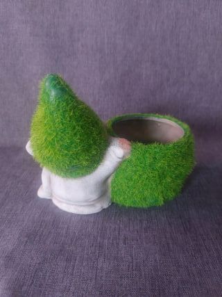 Vaso in Resina a forma di Gnomo con Erba Sintetica