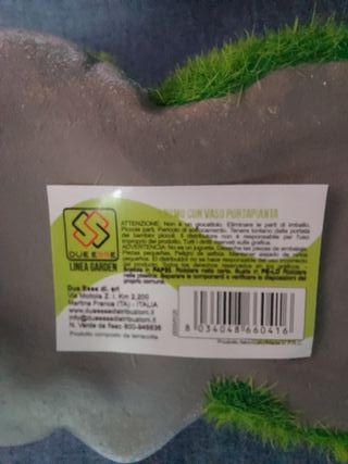 Vaso in Resina a forma di Gnomo con Erba Sintetica